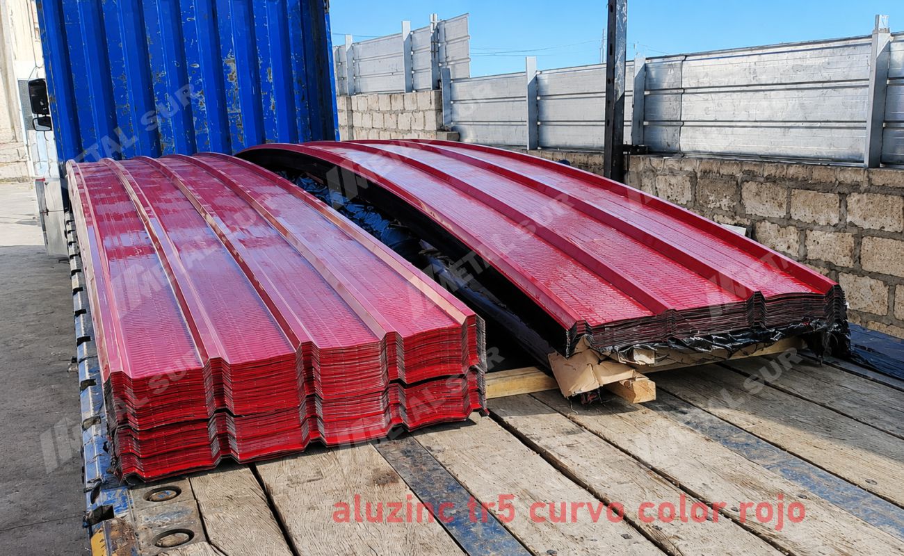 Planchas de Aluzinc TR5 curvo rojo preparadas para entrega